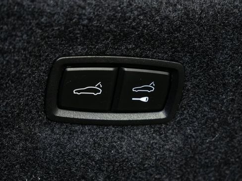 Used 2021 Porsche Taycan 4S w/ Premium Package image 32