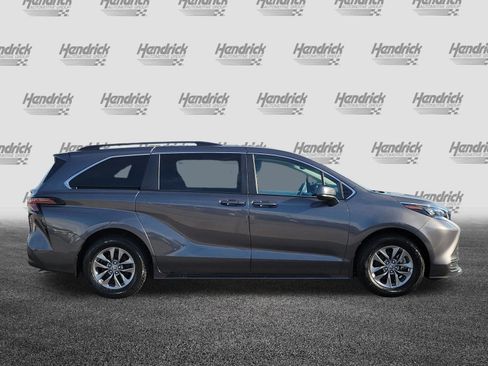 Used 2025 Toyota Sienna LE w/ LE Plus Package AWD/4WD image 8