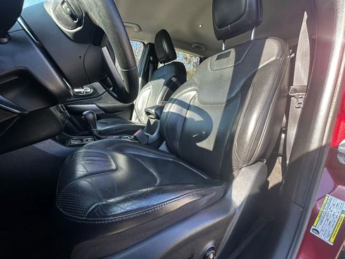 Used 2019 Jeep Cherokee Limited FWD image 25