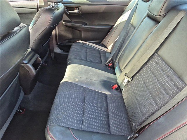 Used 2015 Toyota Camry SE w/ Moonroof Package FWD image 18