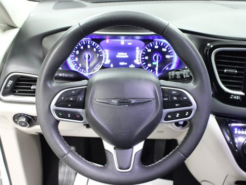 Used 2023 Chrysler Pacifica Touring-L FWD image 18