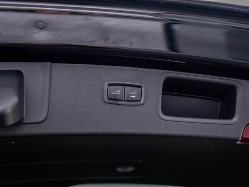Certified 2025 Porsche Macan AWD/4WD image 30