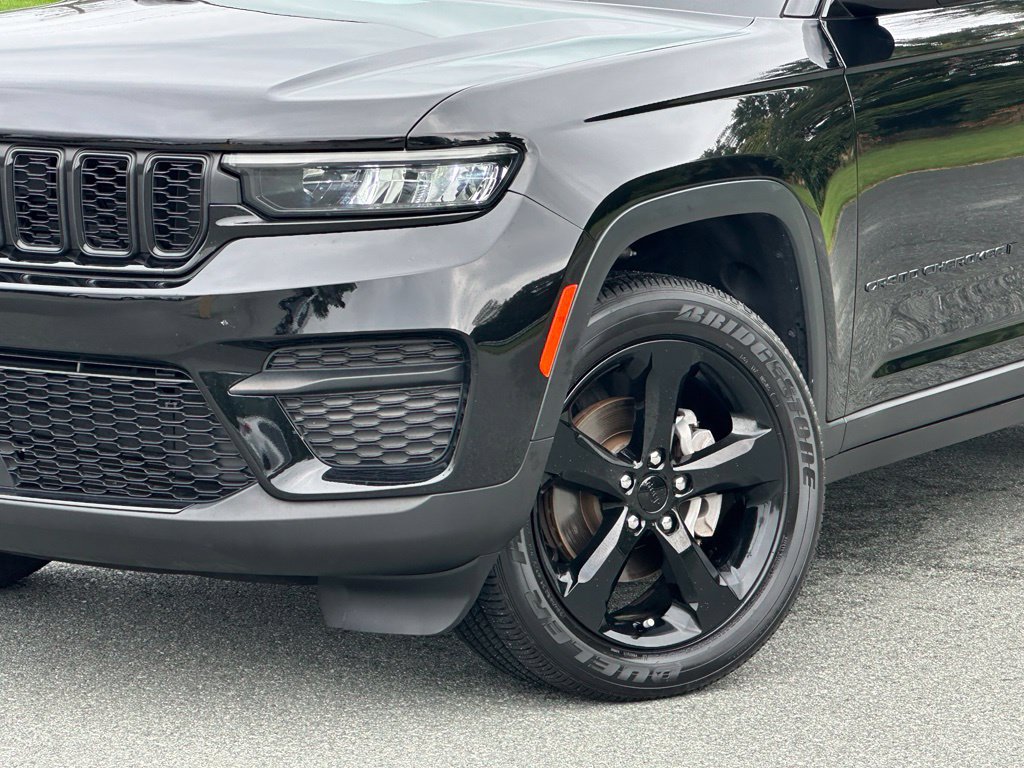 Used 2023 Jeep Grand Cherokee Altitude AWD/4WD image 38