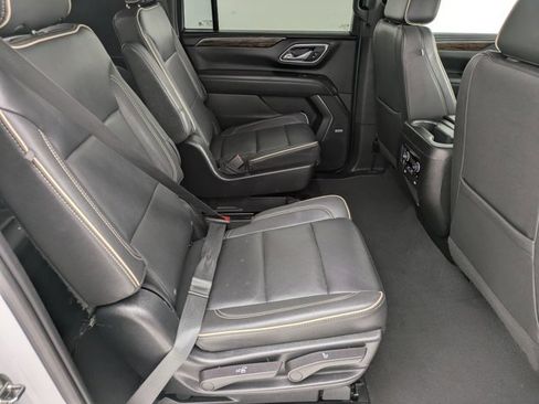 Used 2023 Chevrolet Suburban Premier image 18