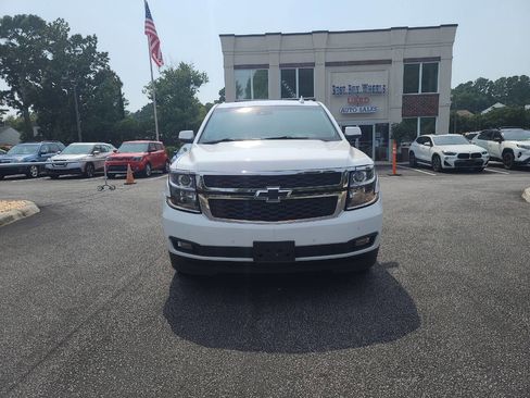 Used 2019 Chevrolet Suburban LT image 2
