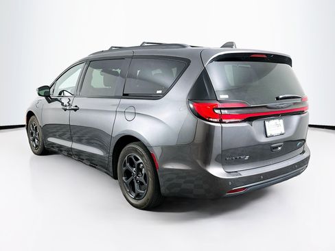 Used 2022 Chrysler Pacifica Limited w/ Uconnect Theater Family Group FWD image 5