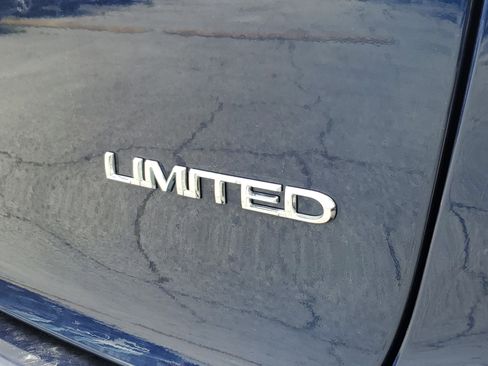 Used 2019 Chrysler Pacifica Limited w/ Tire & Wheel Group FWD image 6
