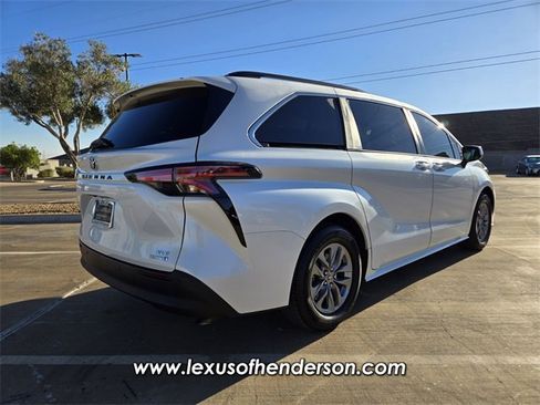 Used 2022 Toyota Sienna XLE image 6