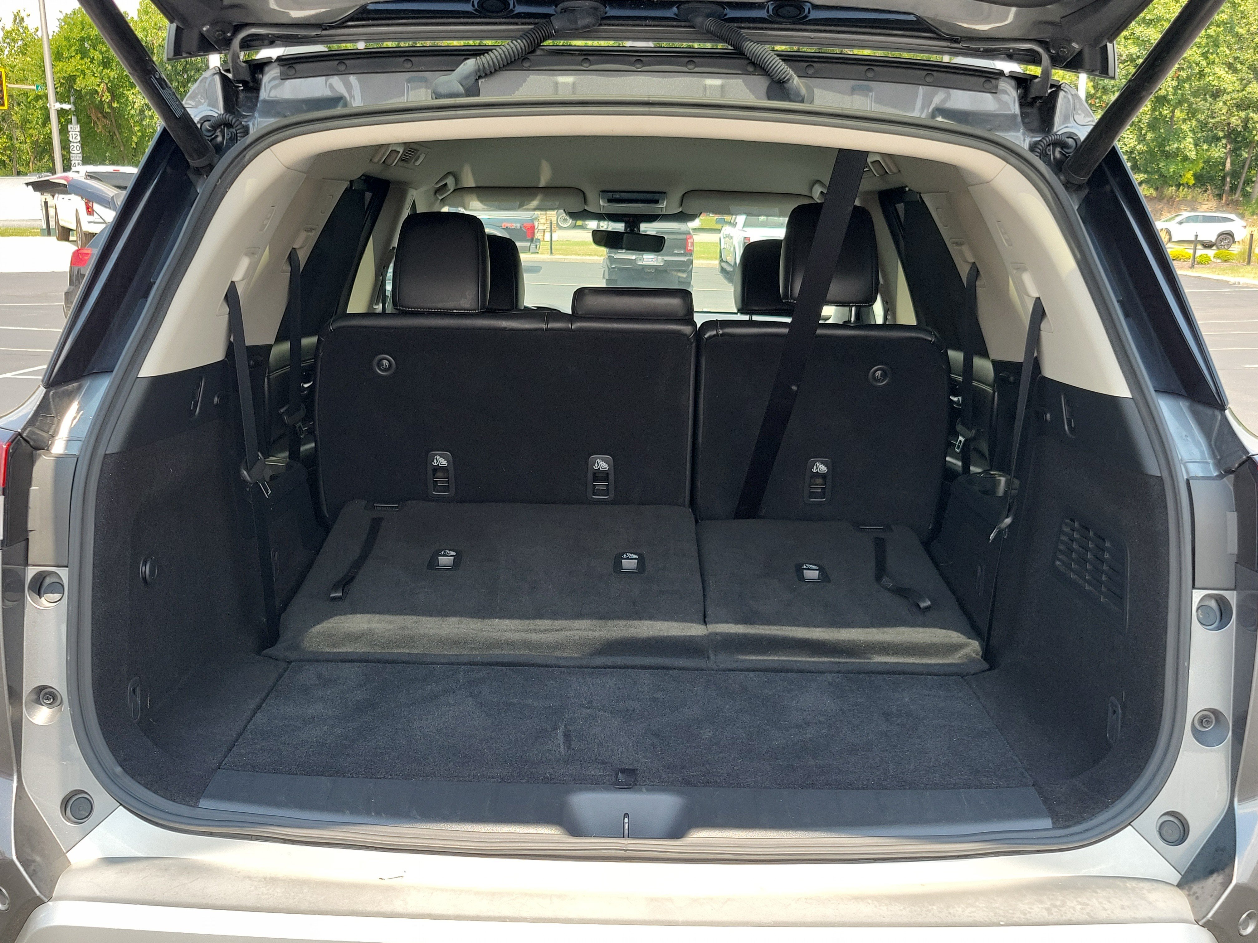 Used 2025 Nissan Pathfinder SL AWD/4WD image 9
