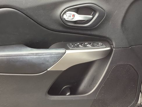 Used 2020 Jeep Cherokee Latitude Plus w/ Comfort/Convenience Group image 12