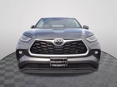 Used 2023 Toyota Highlander XLE FWD image 5