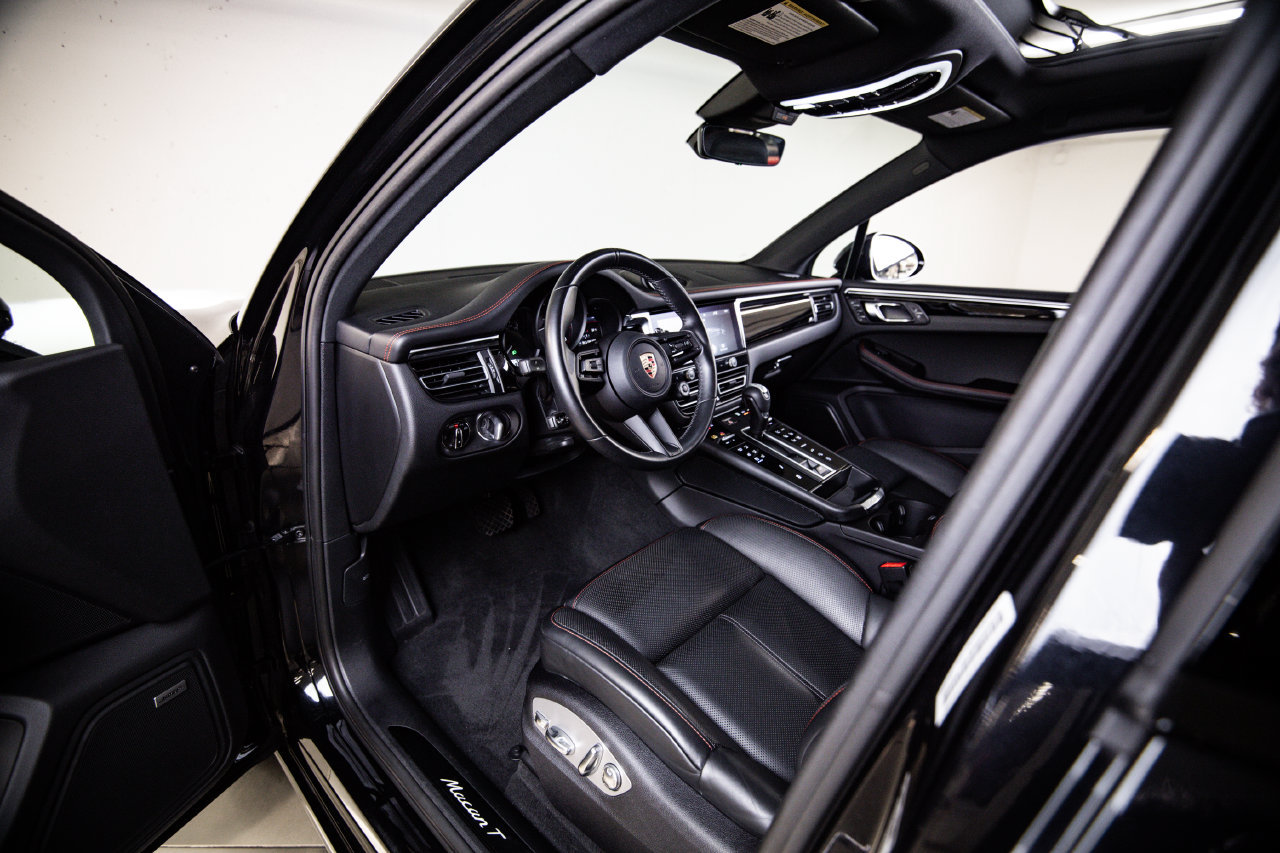 Certified 2023 Porsche Macan Turbo AWD/4WD image 4