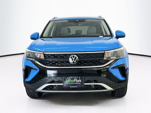 Used 2024 Volkswagen Taos SE AWD/4WD image 2