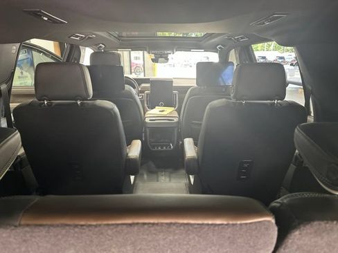 Used 2025 GMC Yukon XL Denali Ultimate AWD/4WD image 12