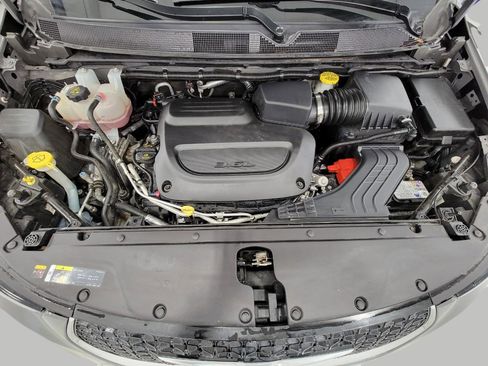 Used 2025 Chrysler Pacifica Select image 10