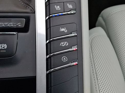 Certified 2021 Porsche Macan Turbo AWD/4WD image 29