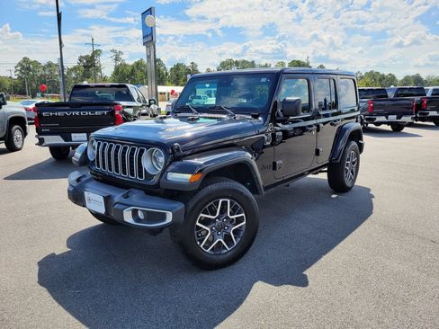 Used 2025 Jeep Wrangler Unlimited Sahara AWD/4WD image 2