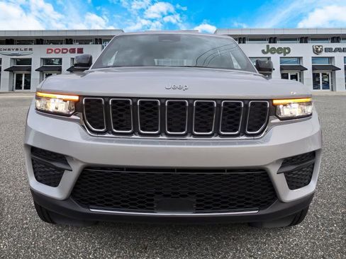 New 2025 Jeep Grand Cherokee Laredo w/ Luxury Tech Group I RWD image 3