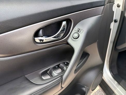 Used 2016 Nissan Rogue SV image 14