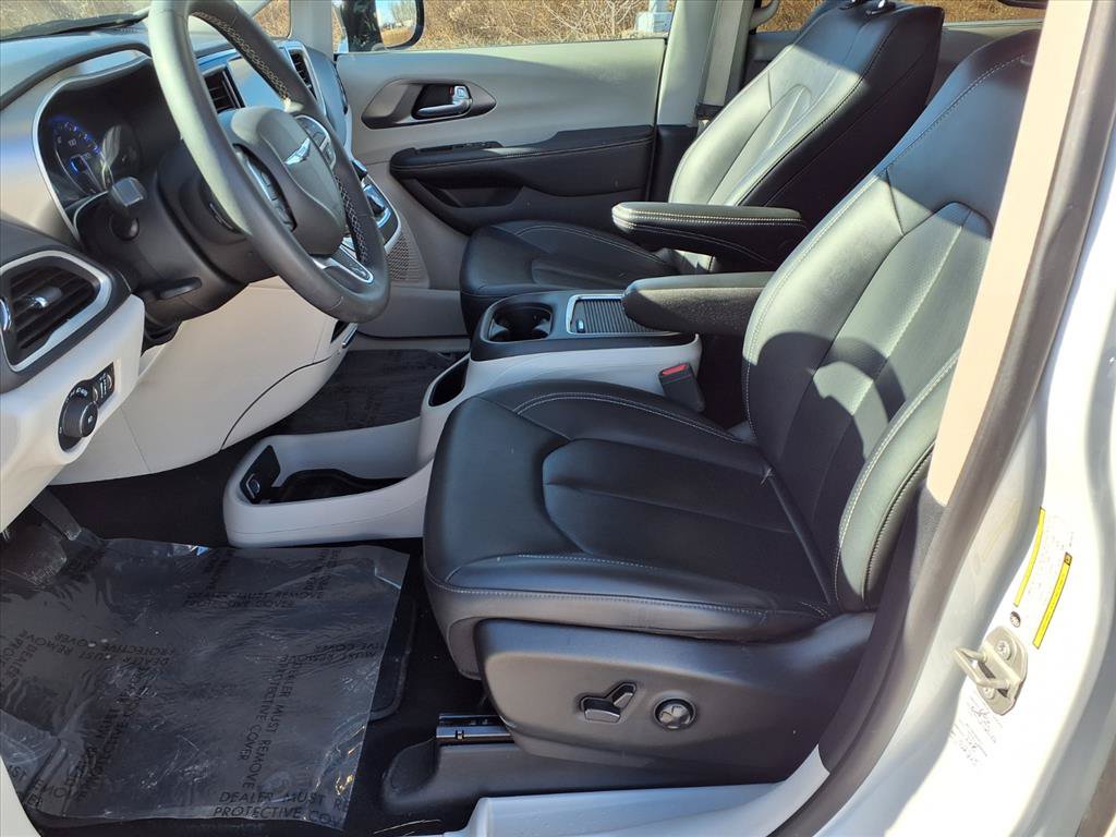 Used 2024 Chrysler Pacifica Touring-L FWD image 24