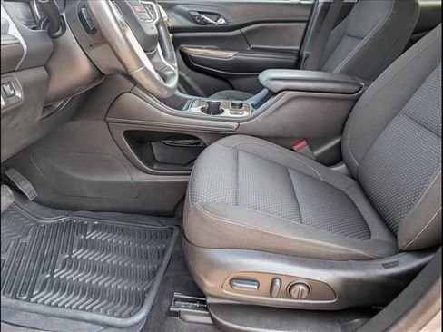 Used 2023 GMC Acadia SLE w/ Driver Convenience Package FWD image 9