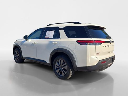Used 2024 Nissan Pathfinder SV image 3