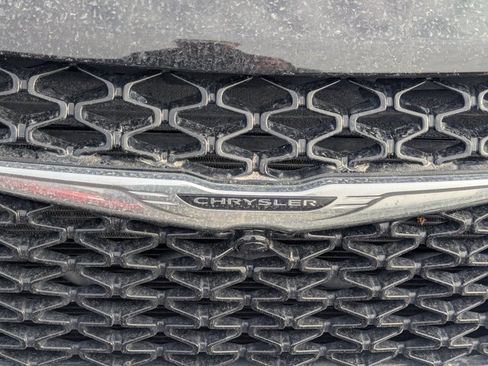 Used 2024 Chrysler Pacifica Touring-L image 10