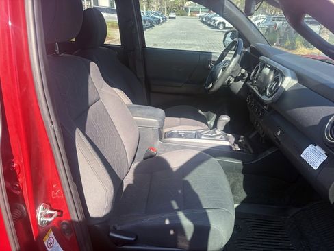 Used 2018 Toyota Tacoma TRD Sport image 17