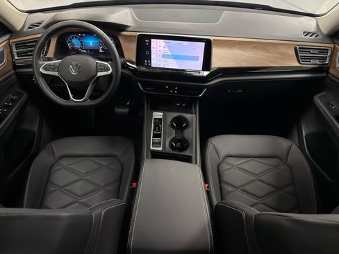 Used 2024 Volkswagen Atlas SE image 30