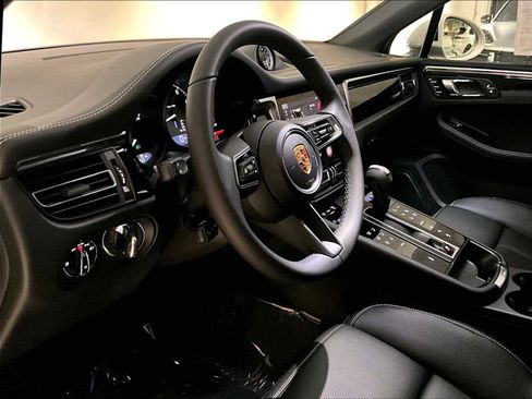 New 2026 Porsche Macan image 4