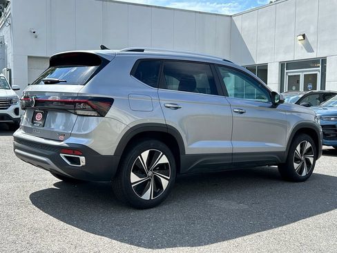 Used 2025 Volkswagen Taos SE AWD/4WD image 2