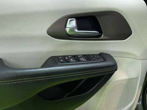 Used 2023 Chrysler Voyager LX image 15