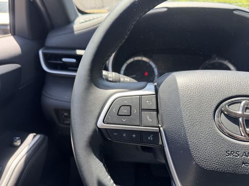 Used 2023 Toyota Highlander XSE AWD/4WD image 32