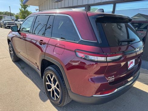 Used 2023 Jeep Grand Cherokee Limited w/ Trailer Tow Prep Group (B) AWD/4WD image 7