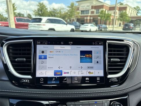 New 2026 Chrysler Pacifica Select image 22