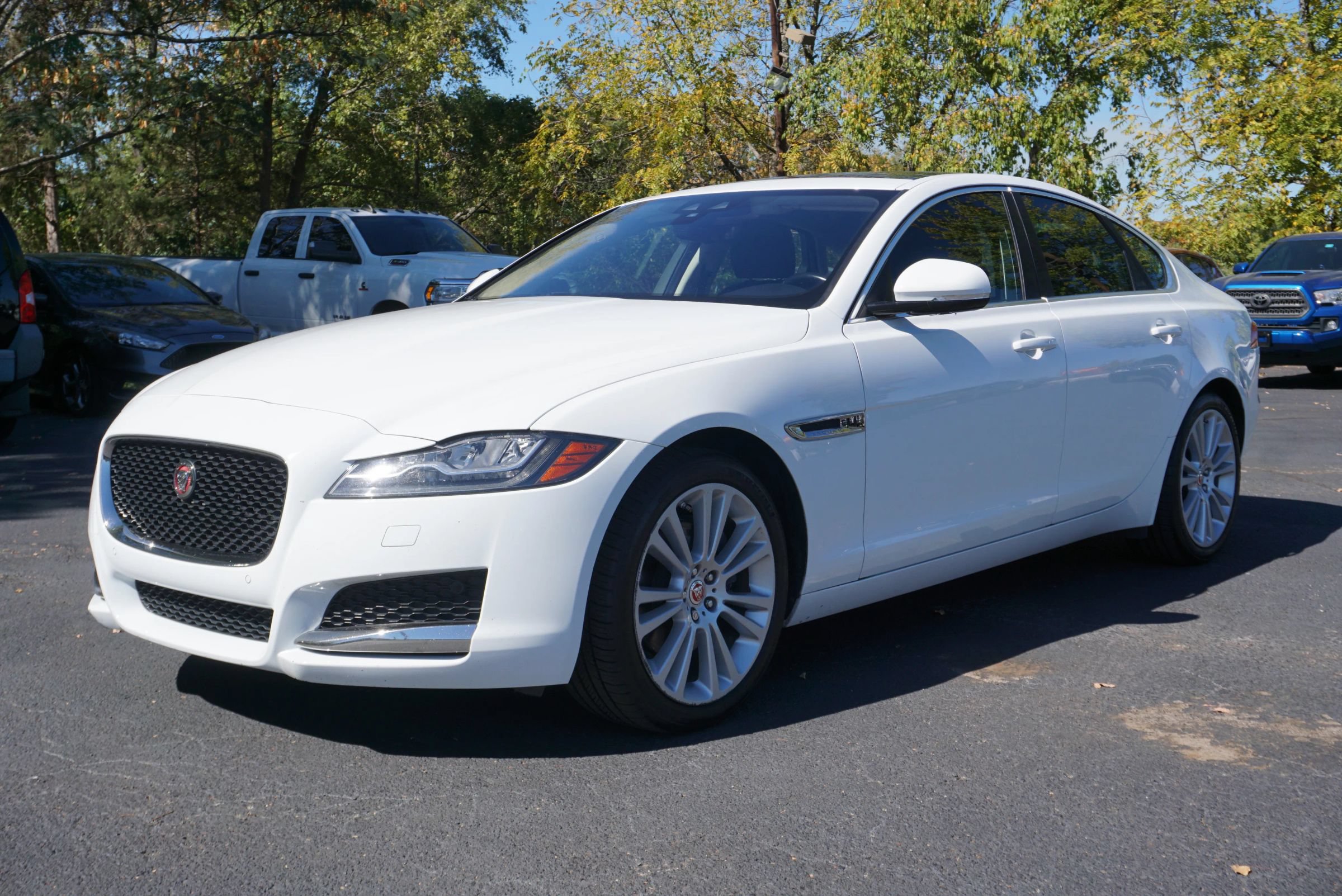 Used 2019 Jaguar XF Premium RWD image 1