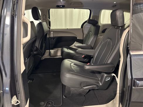 Used 2020 Chrysler Pacifica Touring-L image 5