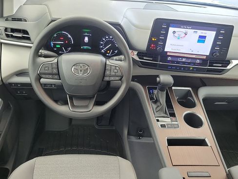 Used 2024 Toyota Sienna LE FWD image 21