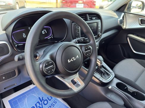 Used 2025 Kia Soul LX w/ LX Technology Package FWD image 30