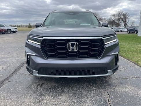Used 2025 Honda Pilot Touring image 2