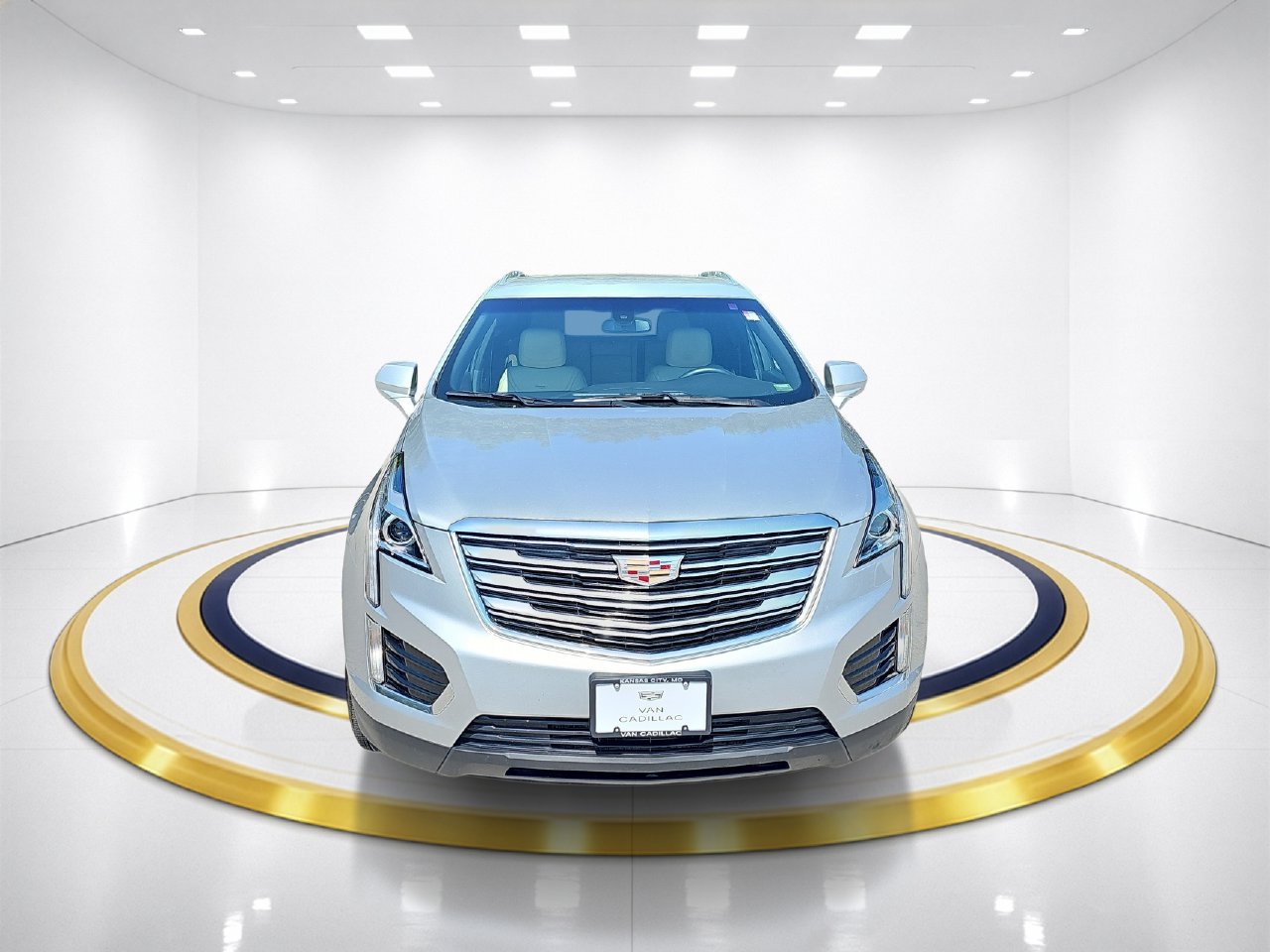 Used 2017 Cadillac XT5 FWD image 2
