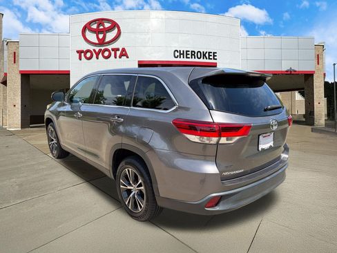 Used 2019 Toyota Highlander LE FWD image 7