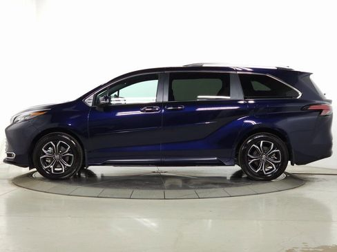 Used 2025 Toyota Sienna Platinum image 5