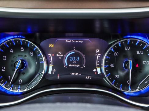 Used 2019 Chrysler Pacifica Touring-L w/ Advanced Safetytec Group FWD image 6