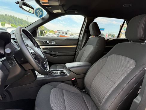 Used 2018 Ford Explorer XLT w/ Equipment Group 201A FWD image 16