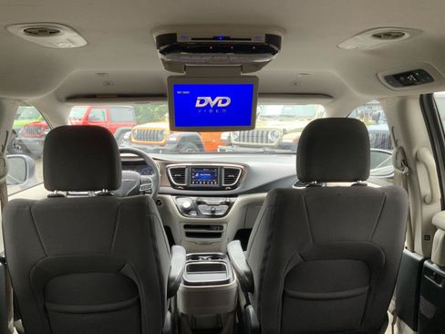Used 2018 Chrysler Pacifica Touring Plus FWD image 56