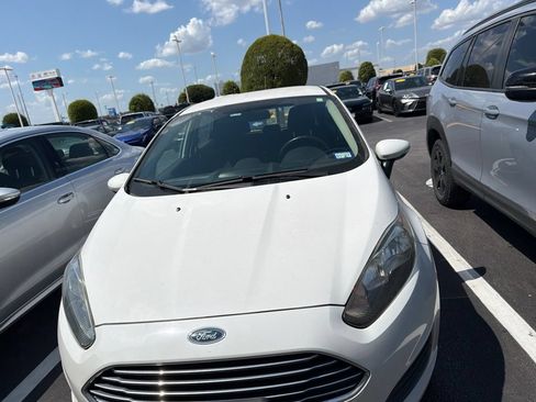 Used 2015 Ford Fiesta SE FWD image 2