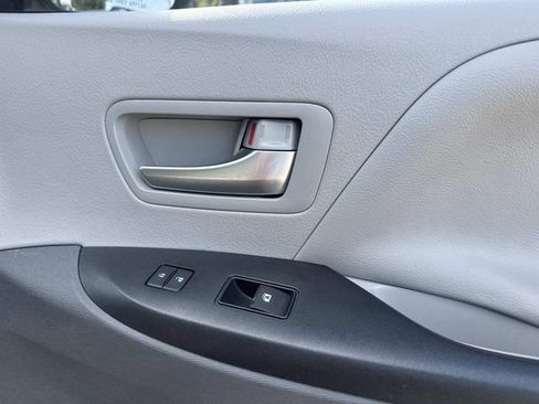 Used 2020 Toyota Sienna LE FWD image 14
