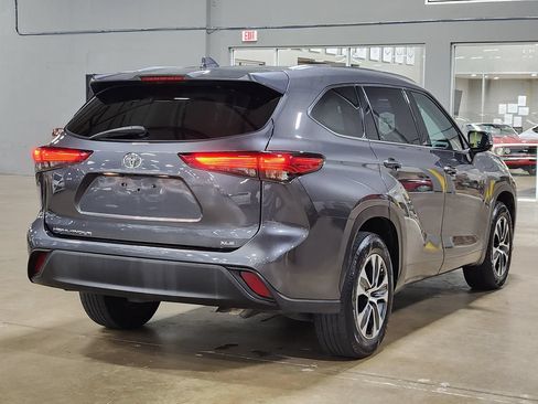 Used 2021 Toyota Highlander XLE FWD image 8
