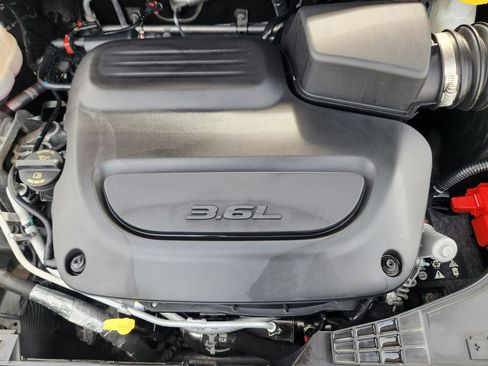 Used 2024 Chrysler Pacifica Touring-L image 31